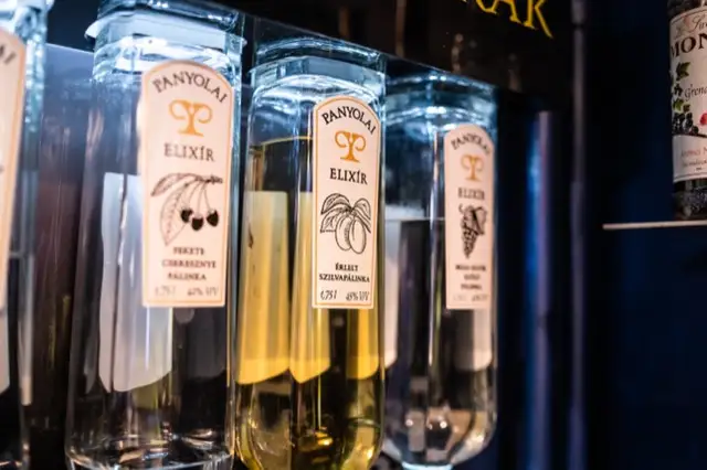 Panyolai pálinka elixírek üvegekben