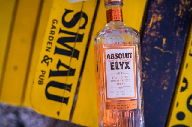 Absolut Elyx vodka a Smau sárga-piros csíkos padján