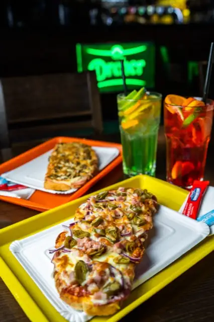 Smau pizza és színes koktélok az asztalon